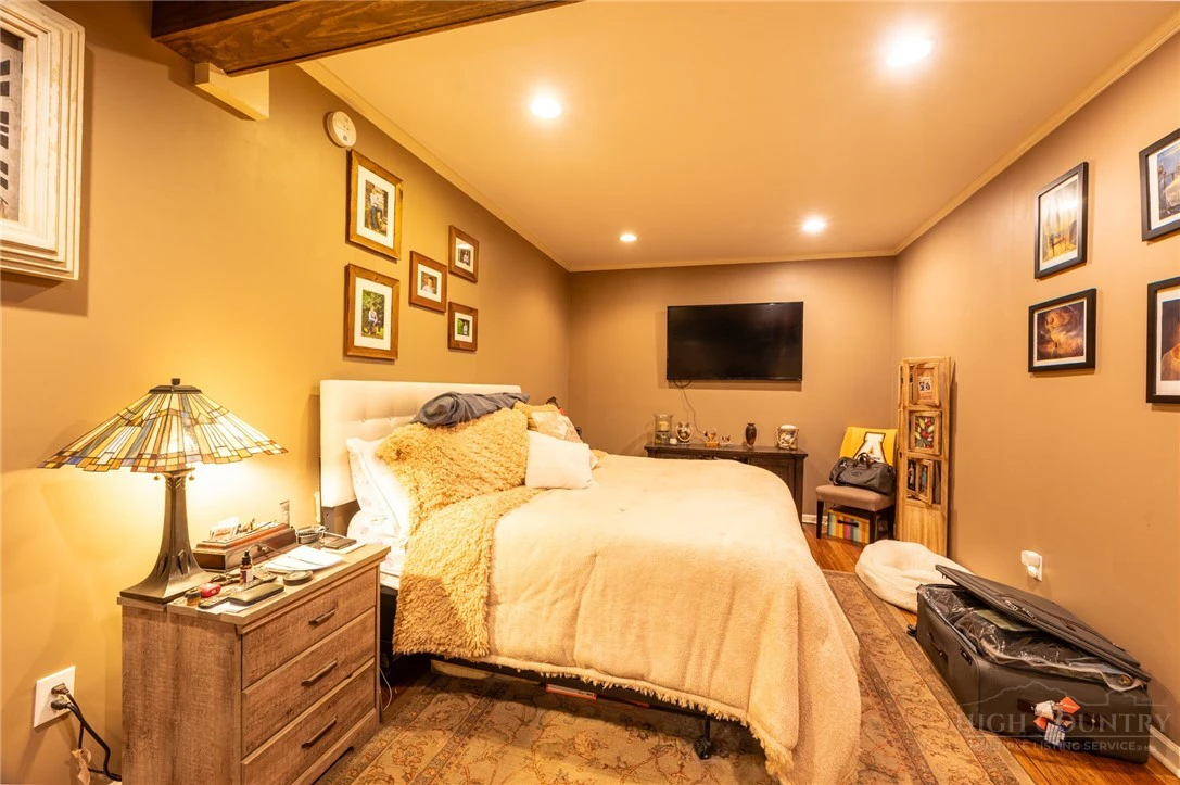 Image number 5 for the current listing