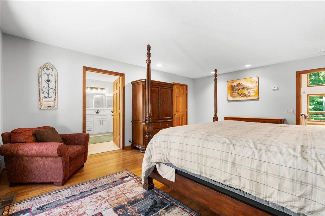 Image number 18 for the current listing