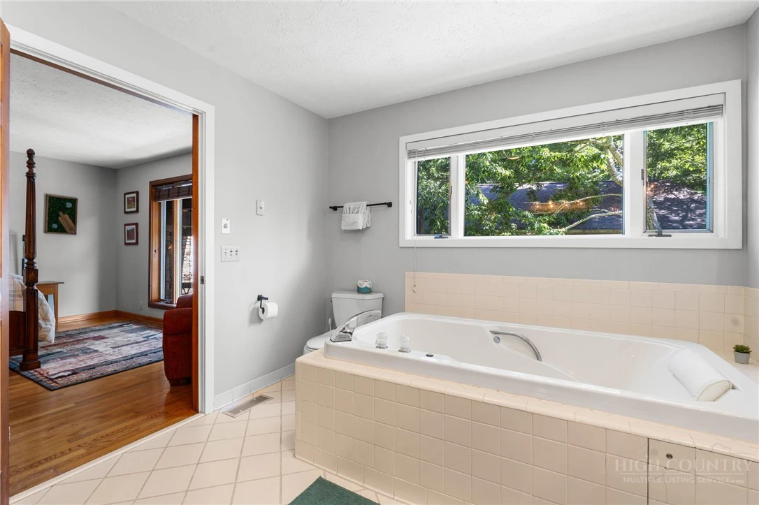 Image number 20 for the current listing