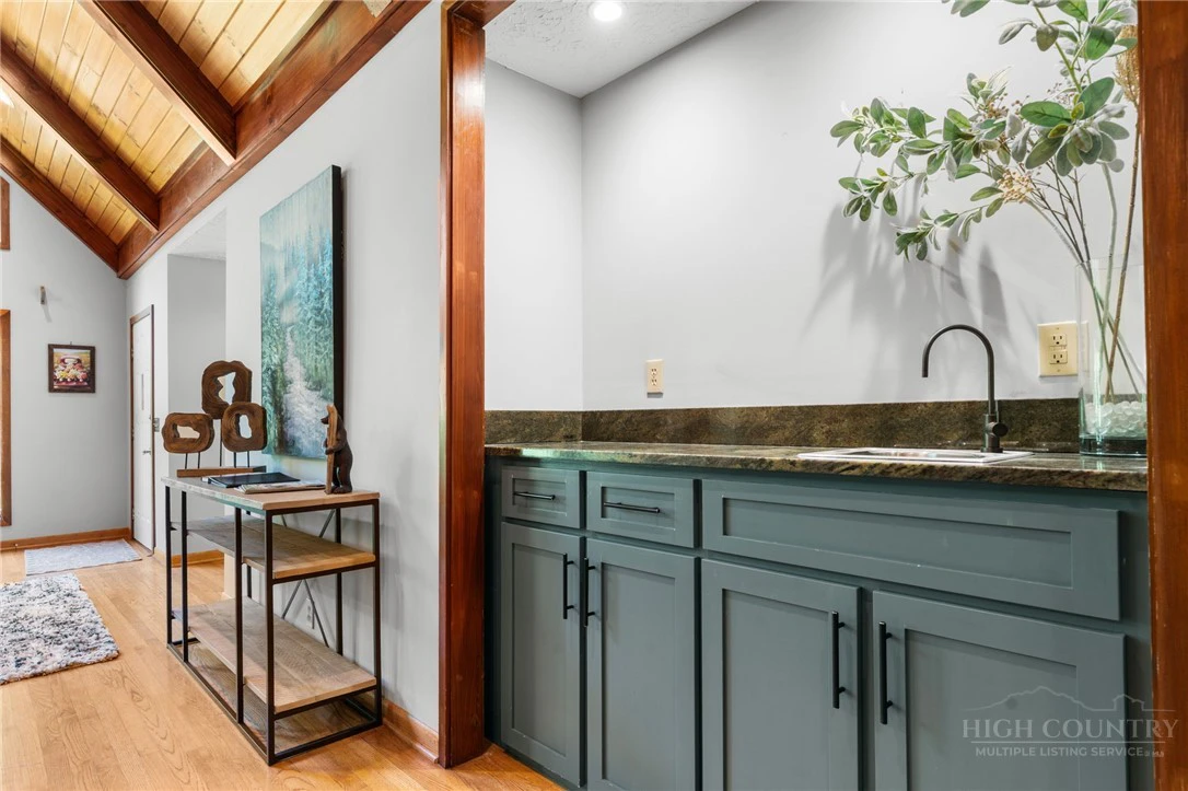 Image number 11 for the current listing