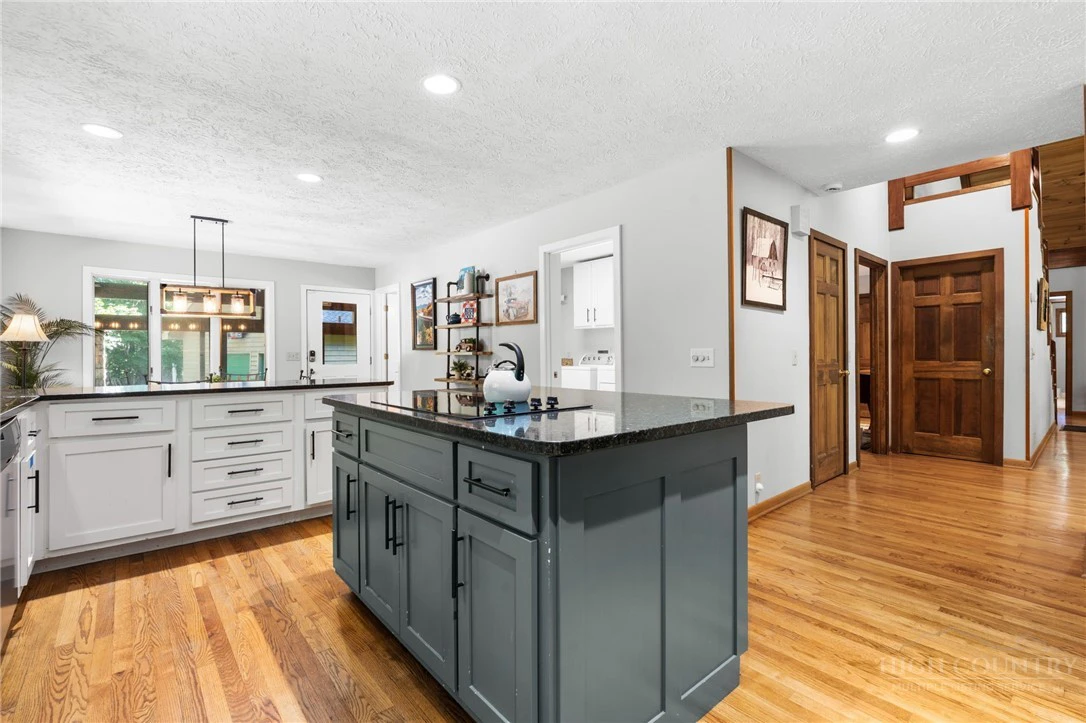 Image number 13 for the current listing