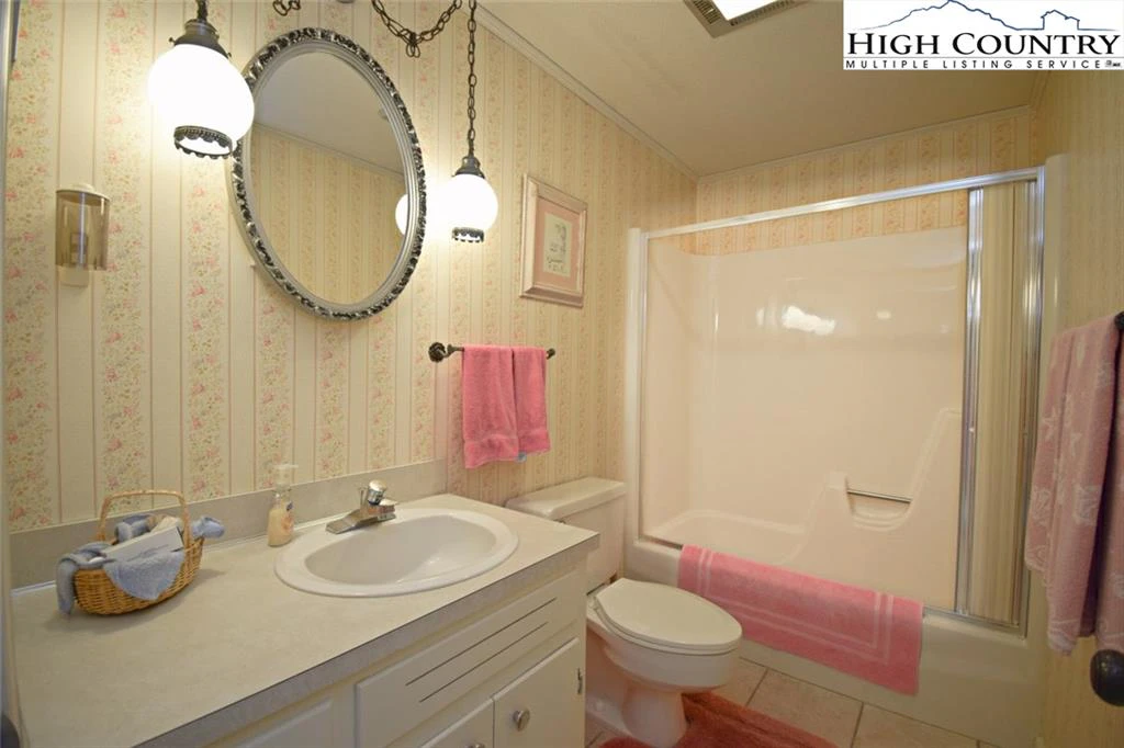Image number 13 for the current listing