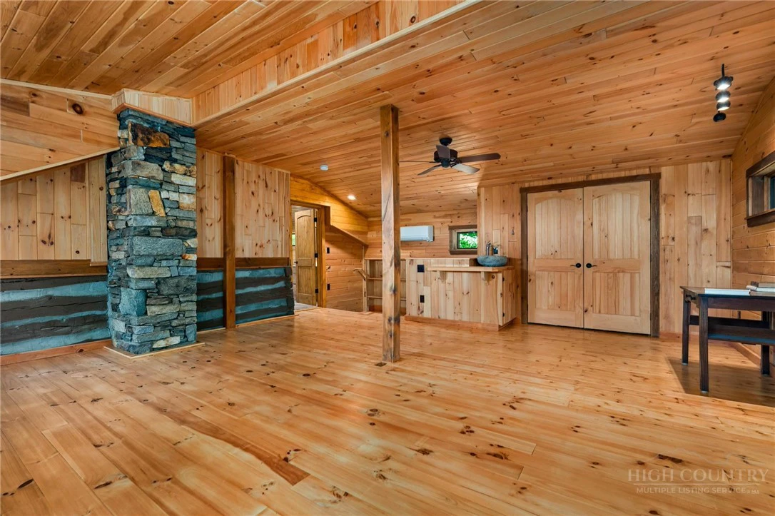 Image number 14 for the current listing
