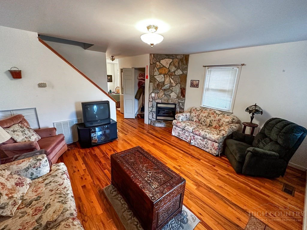 Image number 5 for the current listing