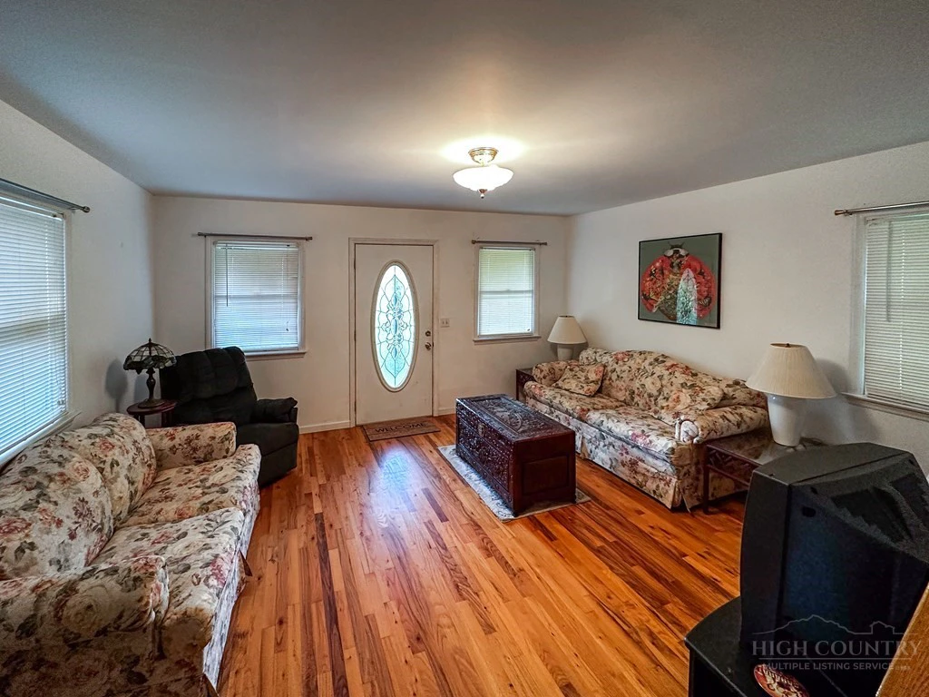 Image number 6 for the current listing