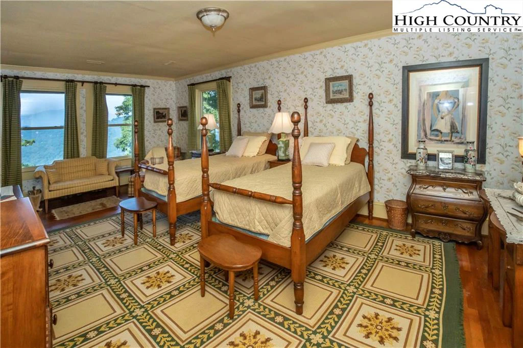 Image number 11 for the current listing
