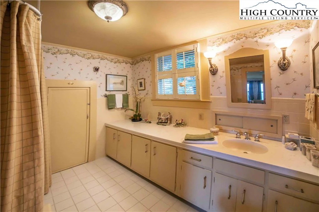 Image number 2 for the current listing