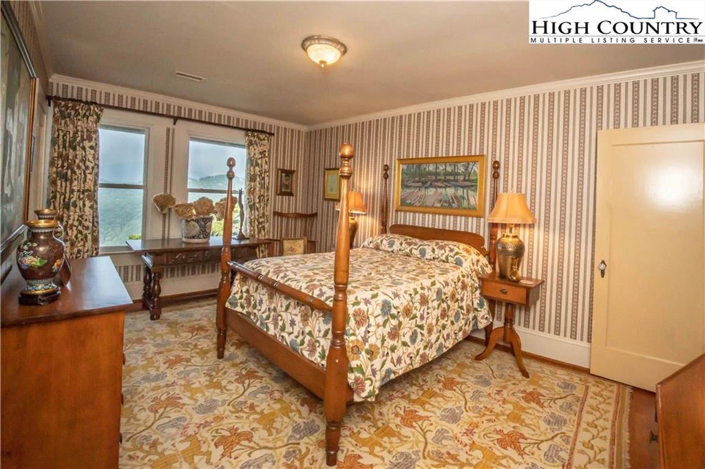 Image number 14 for the current listing