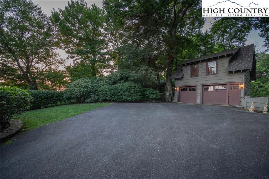 Image number 16 for the current listing