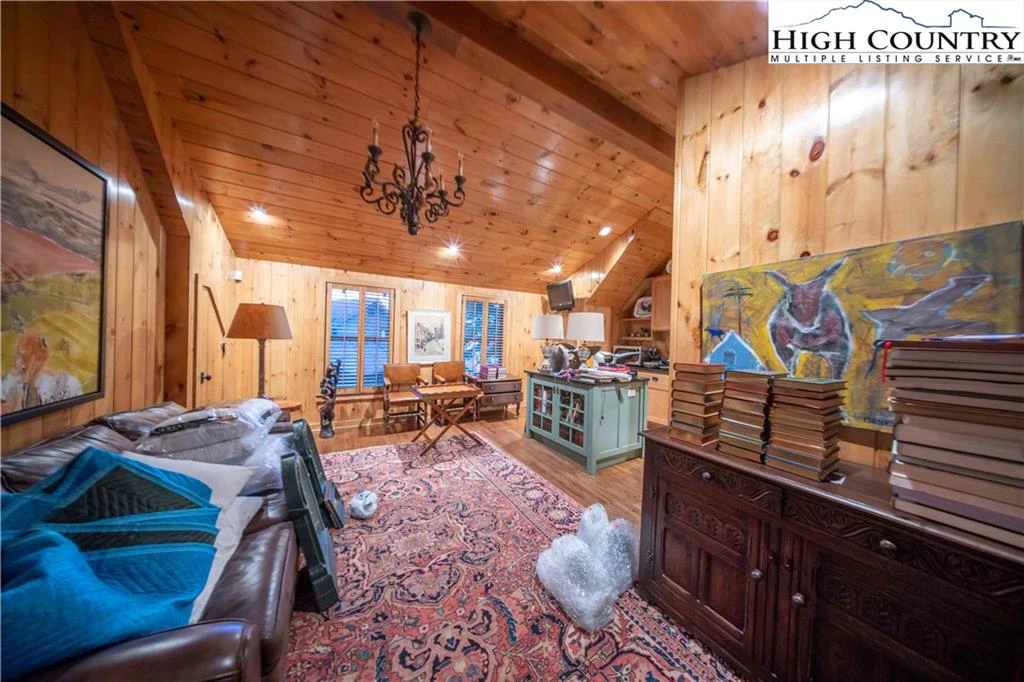 Image number 17 for the current listing