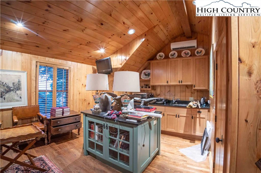 Image number 18 for the current listing