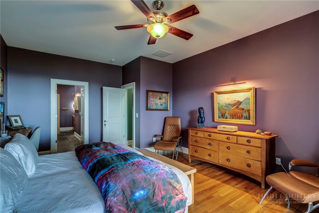 Image number 9 for the current listing