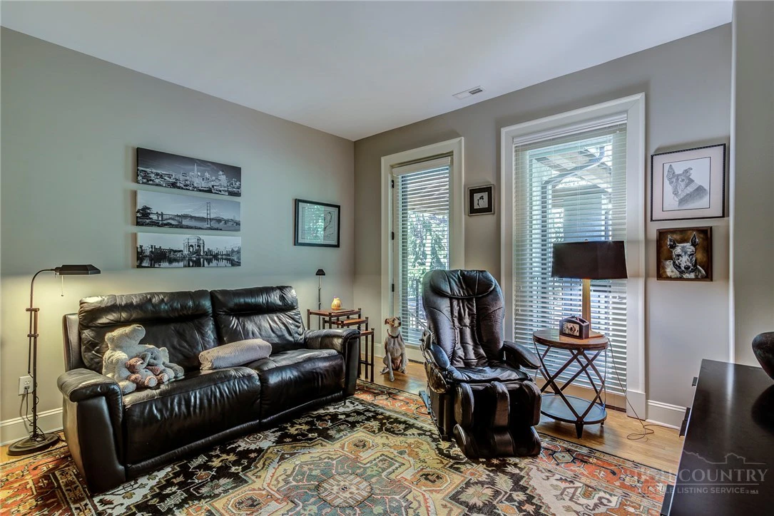 Image number 15 for the current listing