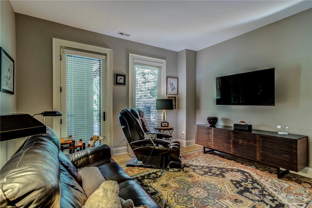 Image number 16 for the current listing
