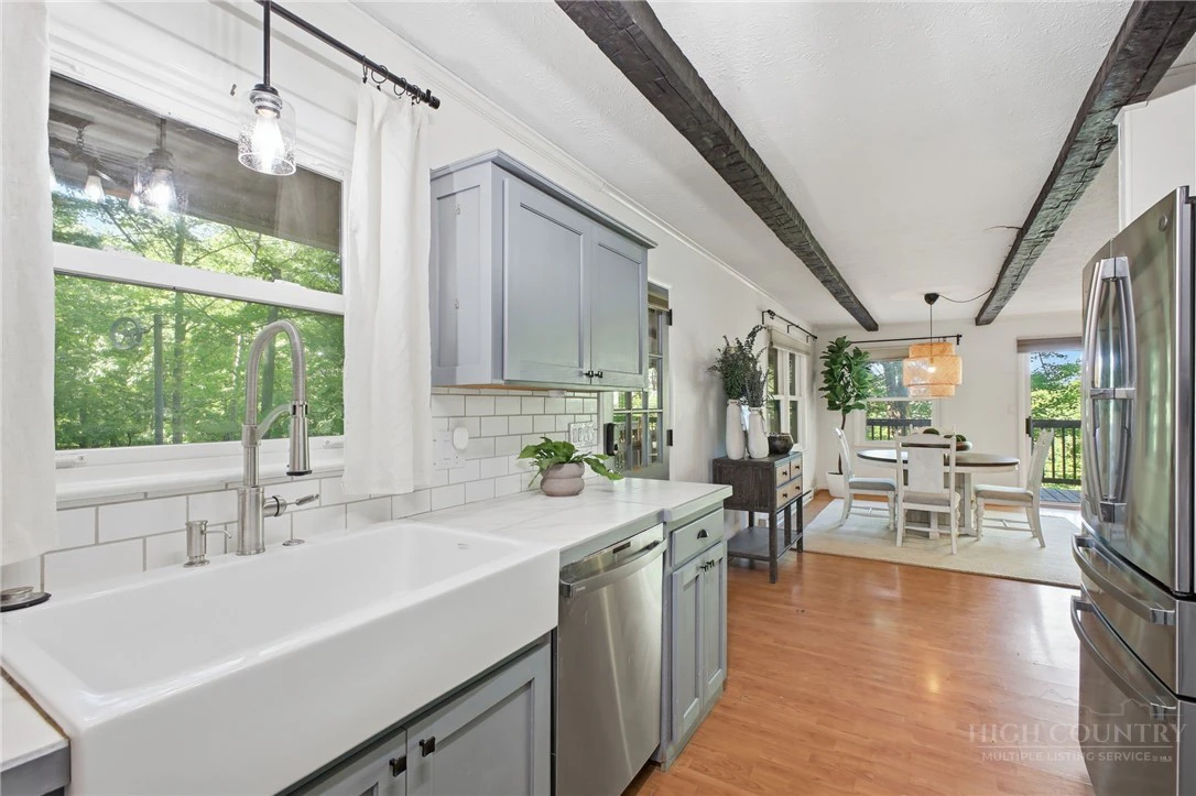 Image number 10 for the current listing