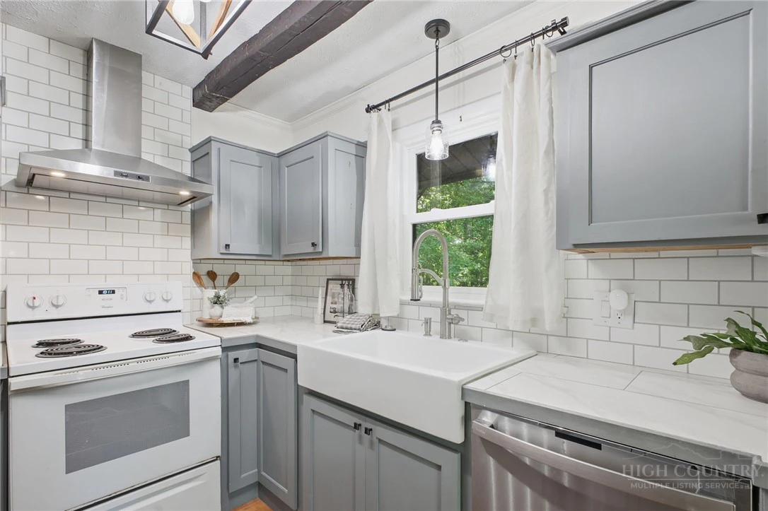Image number 11 for the current listing