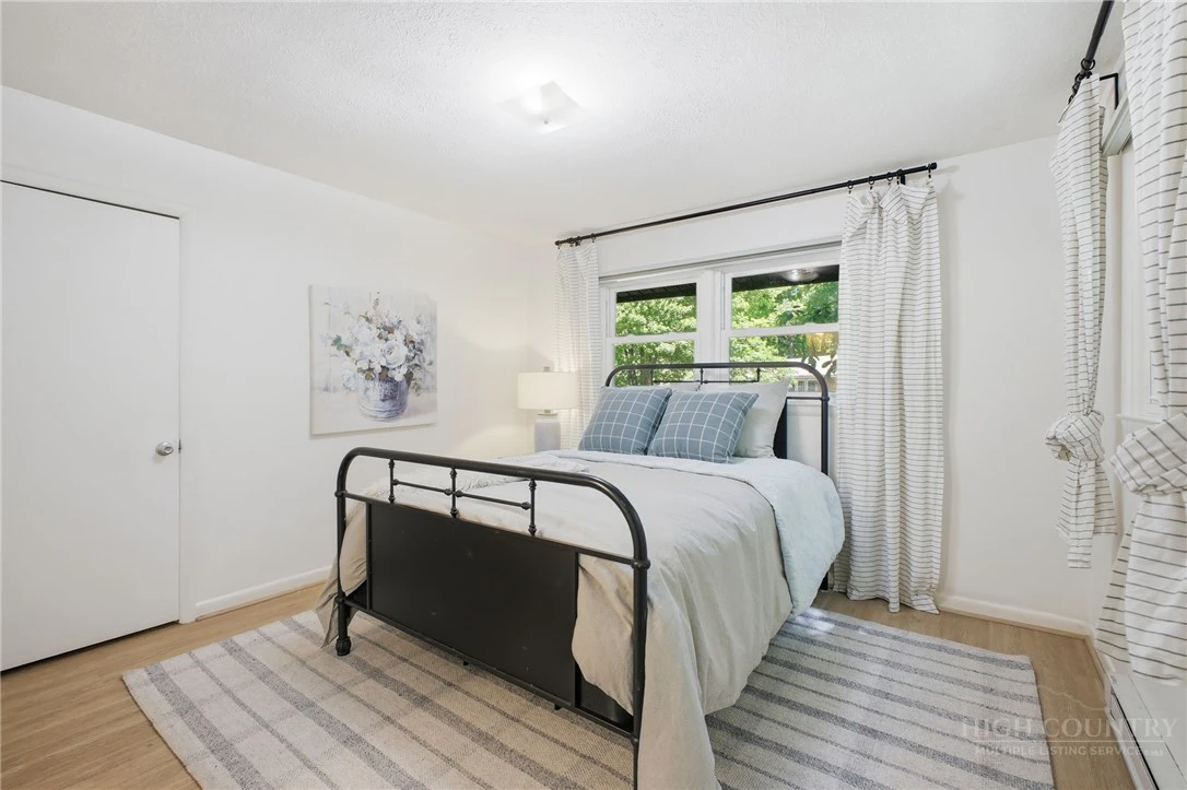 Image number 12 for the current listing