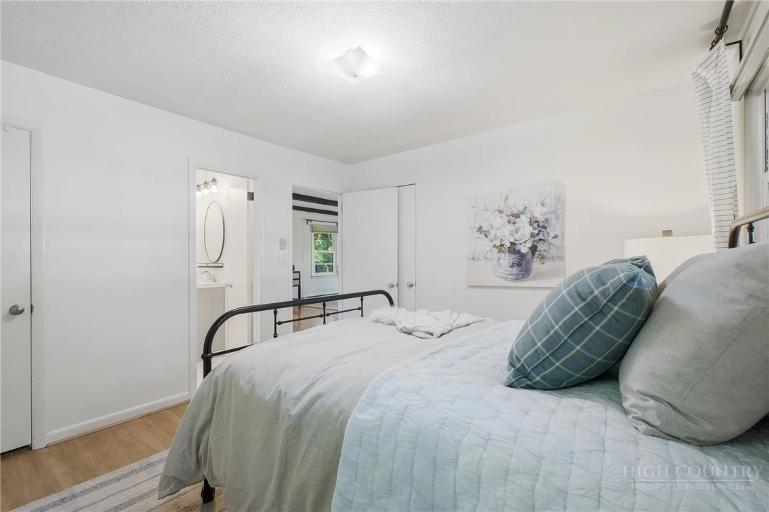 Image number 13 for the current listing