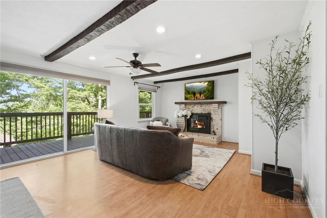 Image number 18 for the current listing