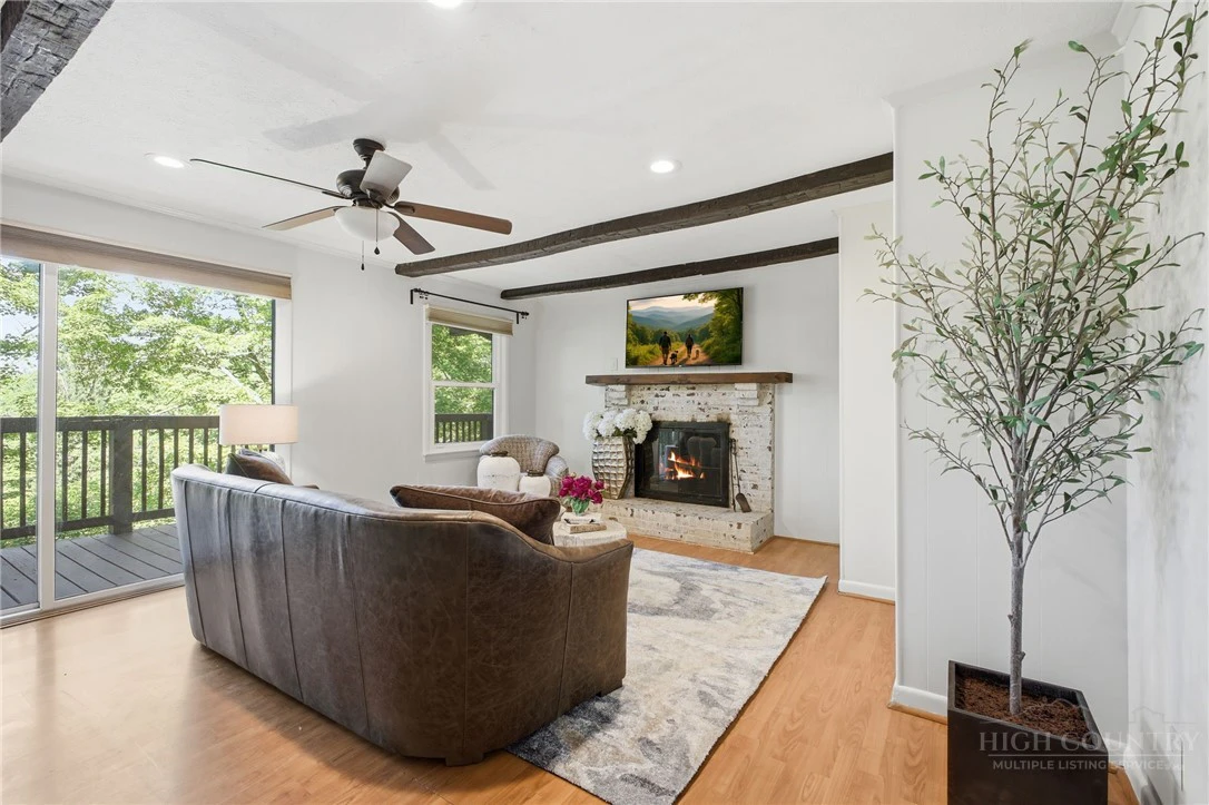 Image number 19 for the current listing