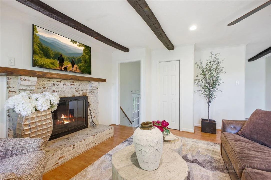 Image number 21 for the current listing