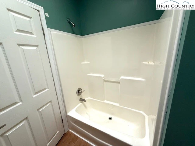 Image number 4 for the current listing