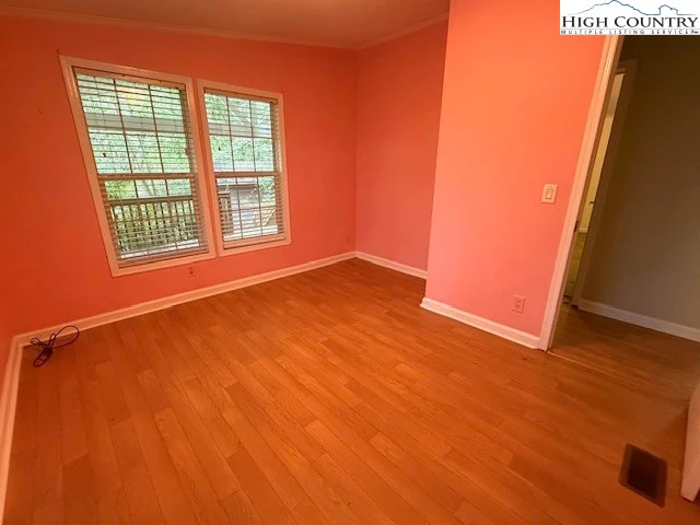 Image number 10 for the current listing