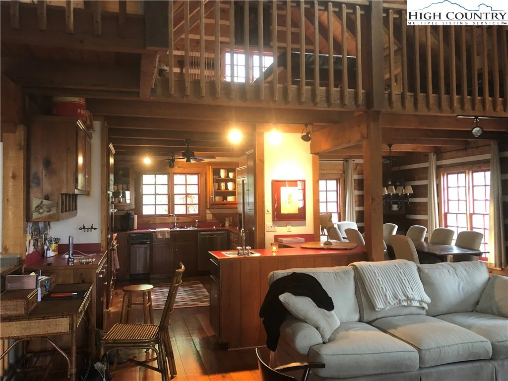 Image number 4 for the current listing