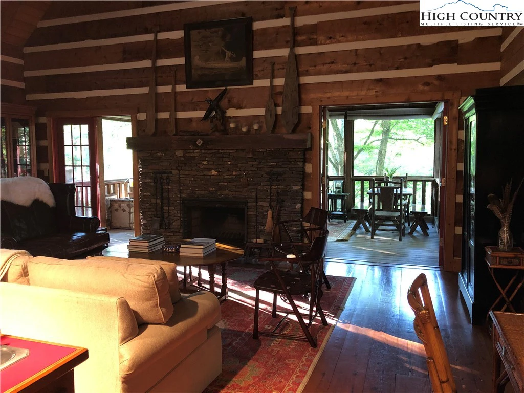 Image number 9 for the current listing