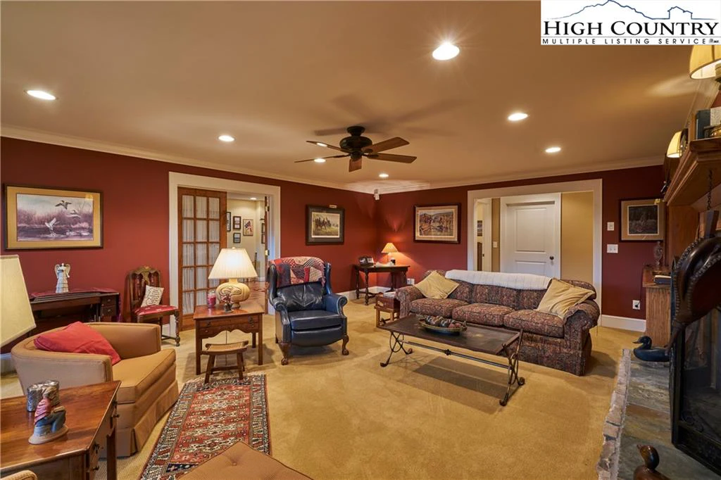 Image number 4 for the current listing