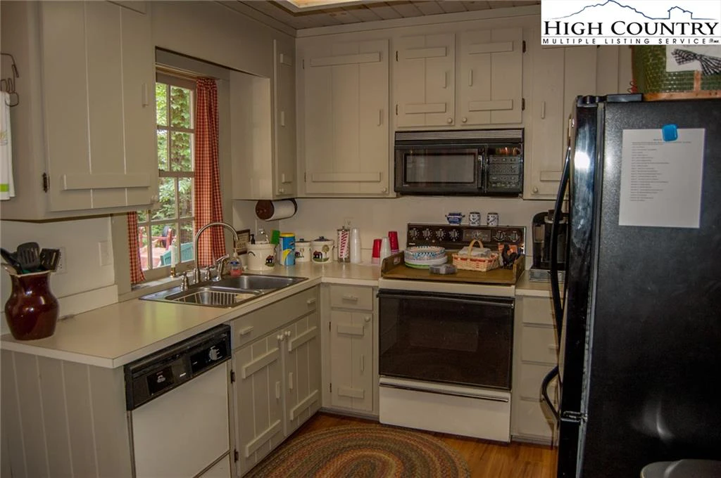 Image number 2 for the current listing