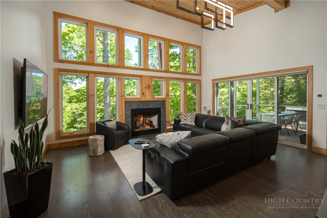 Image number 15 for the current listing
