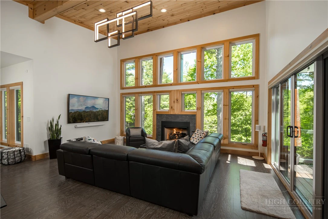 Image number 16 for the current listing