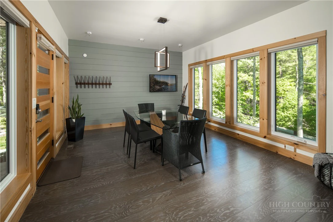 Image number 18 for the current listing