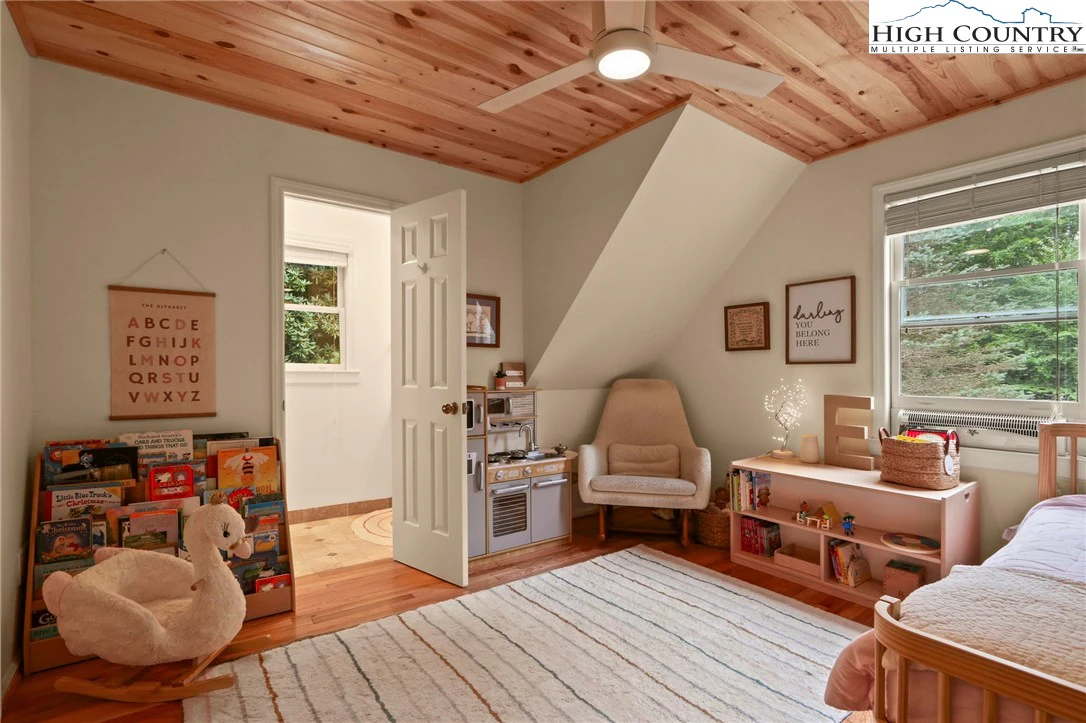 Image number 9 for the current listing