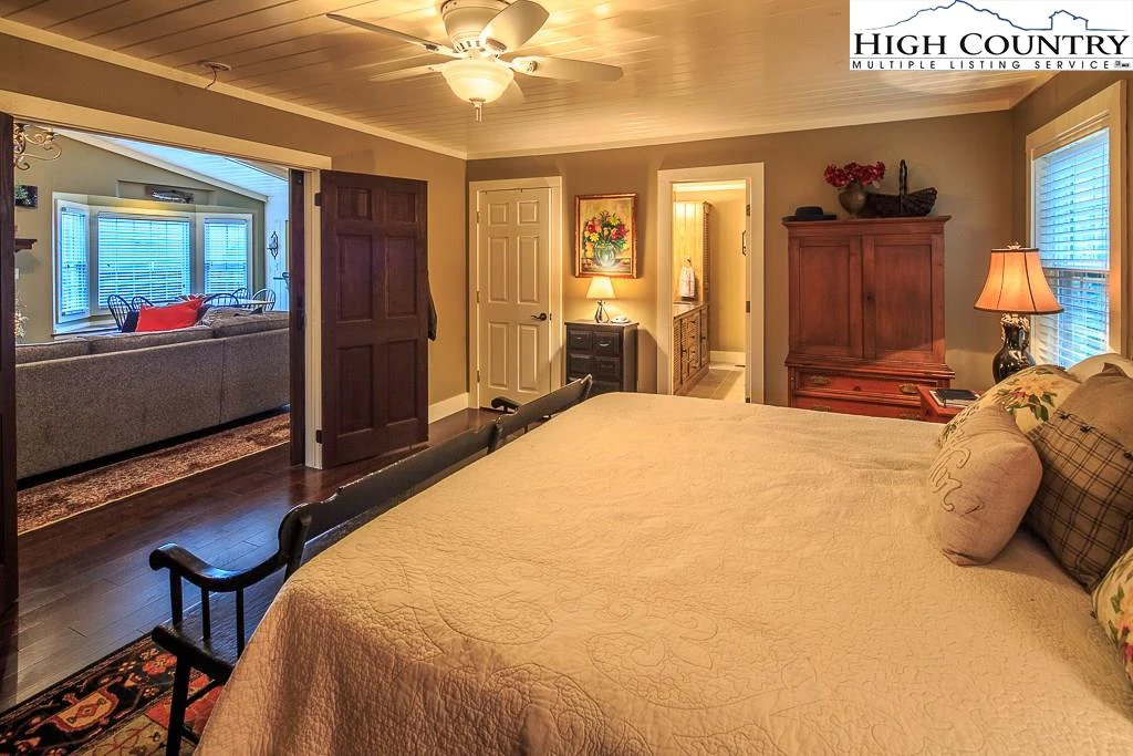 Image number 3 for the current listing