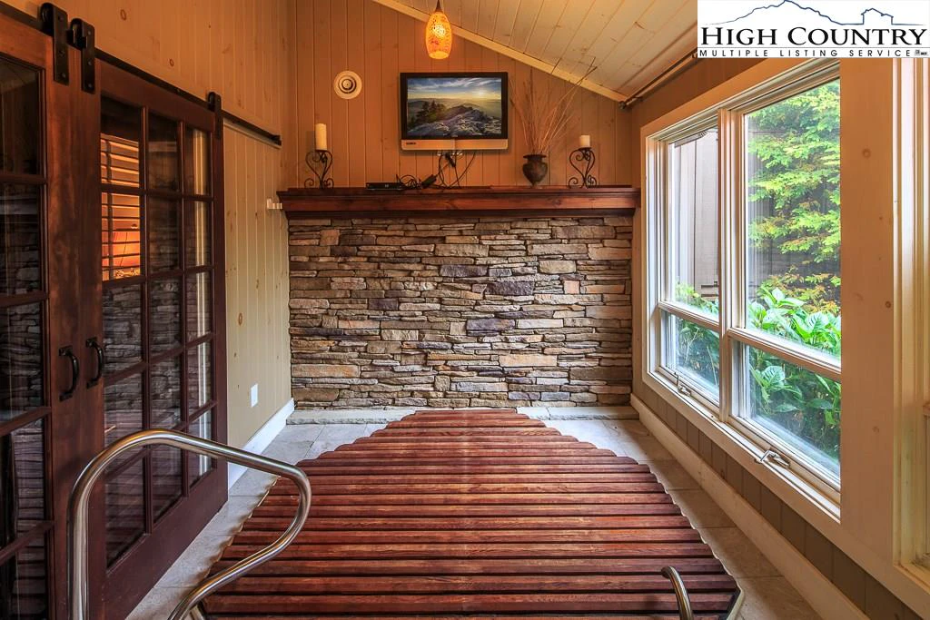 Image number 9 for the current listing