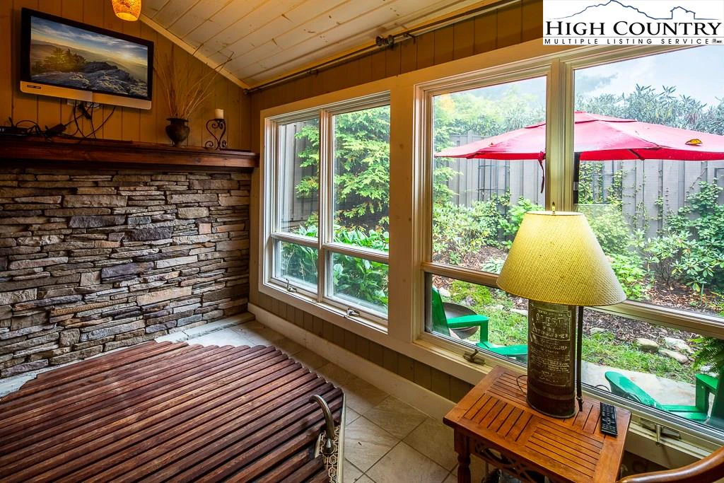 Image number 2 for the current listing
