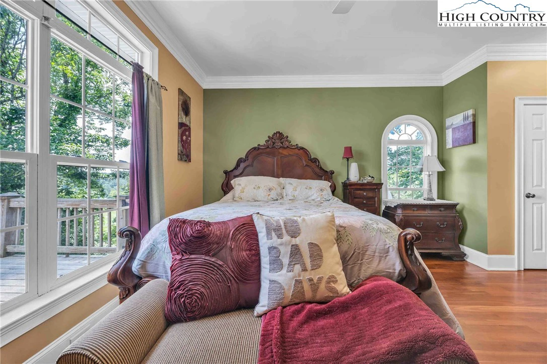 Image number 38 for the current listing