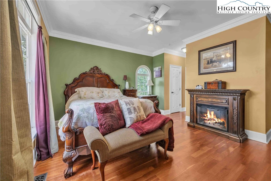 Image number 14 for the current listing