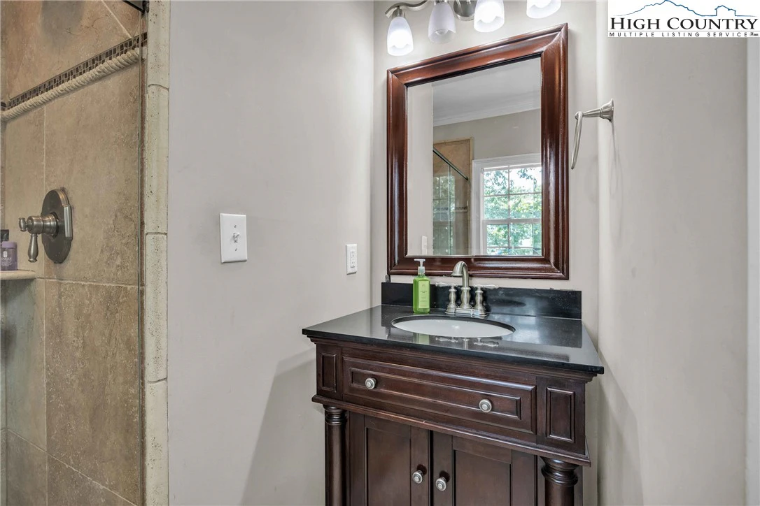 Image number 4 for the current listing
