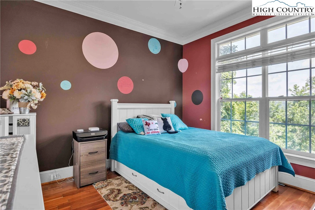 Image number 5 for the current listing