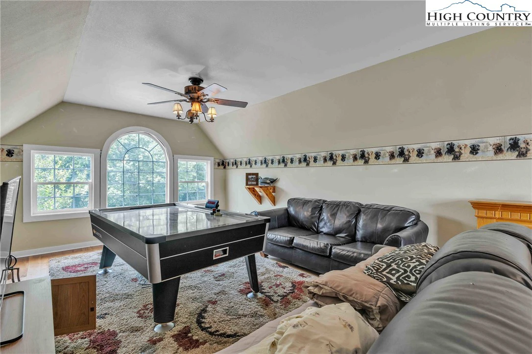 Image number 9 for the current listing