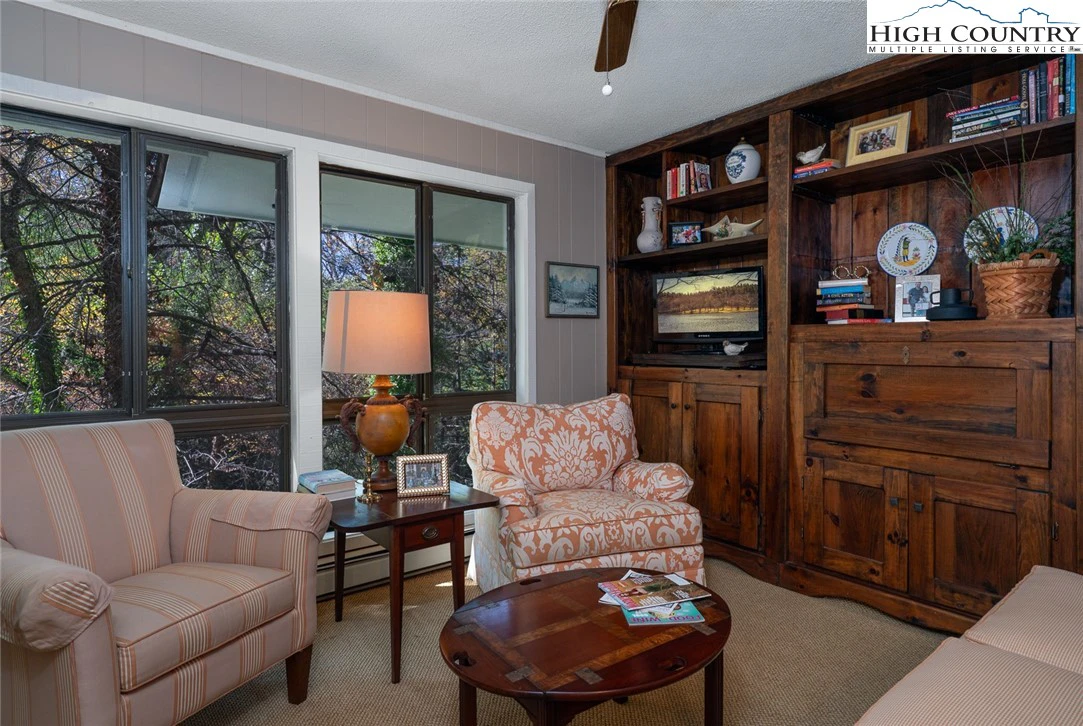 Image number 19 for the current listing