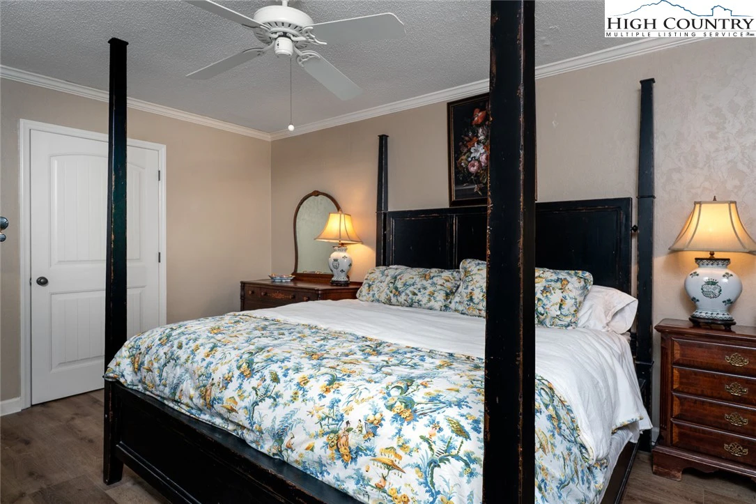 Image number 3 for the current listing