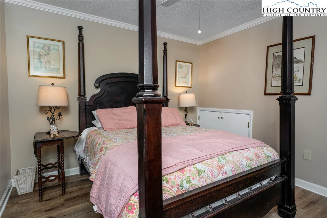 Image number 5 for the current listing