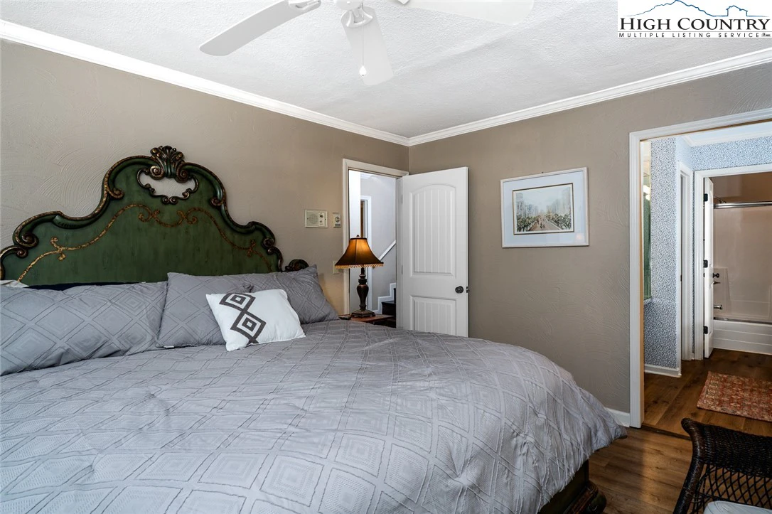 Image number 7 for the current listing