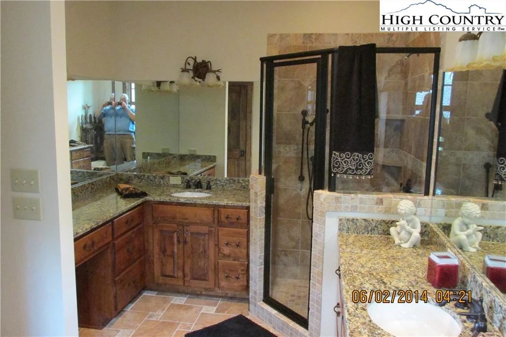 Image number 4 for the current listing
