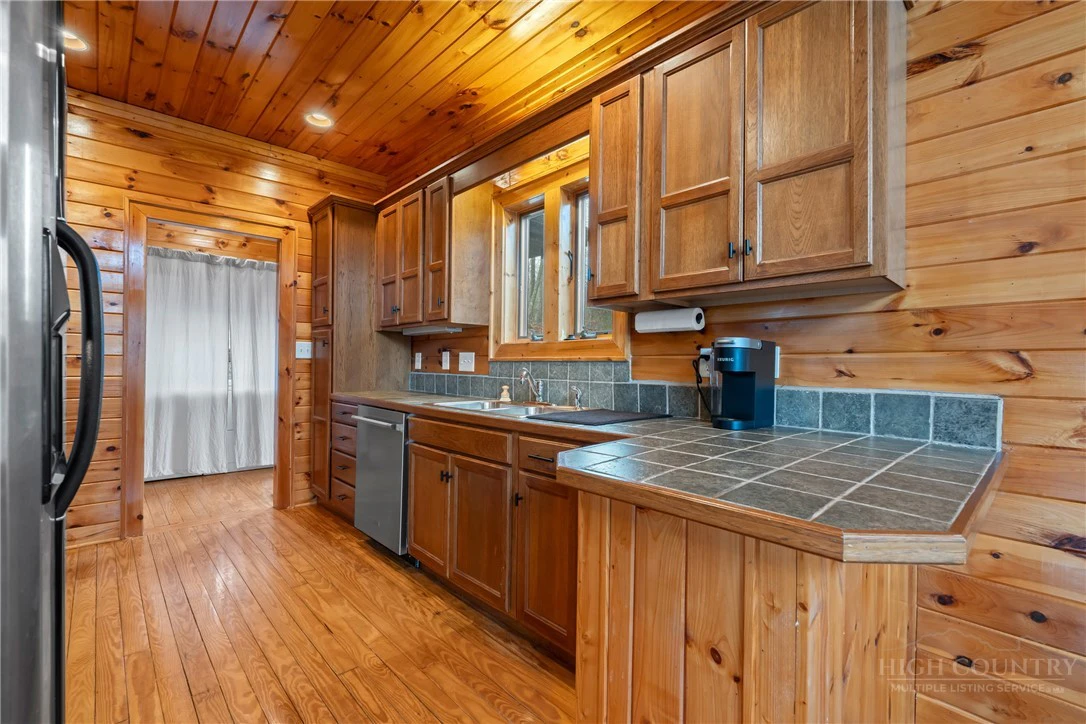 Image number 19 for the current listing