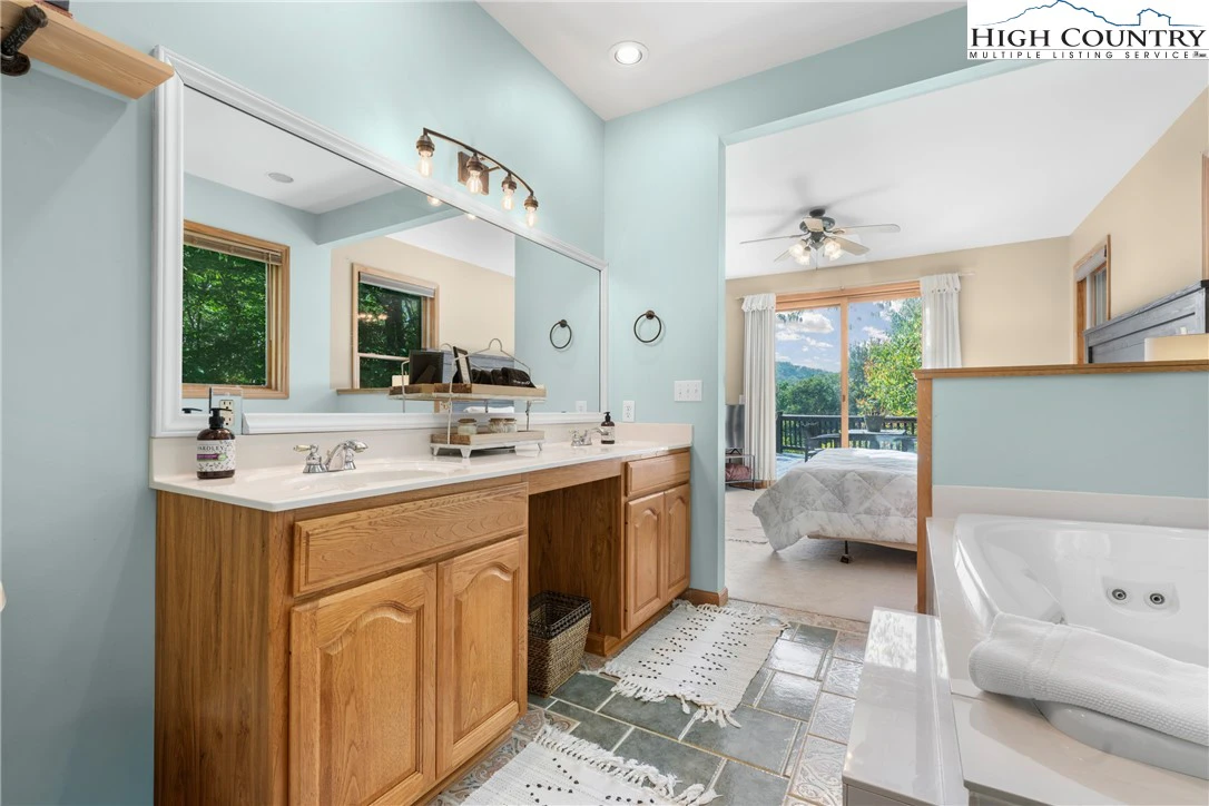 Image number 3 for the current listing